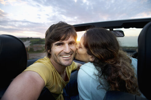 Südafrika, glückliches Paar im Cabrio an der Küste bei Sonnenaufgang - TOYF000622