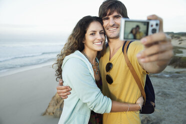 Südafrika, glückliches Paar macht ein Selfie am Strand - TOYF000633