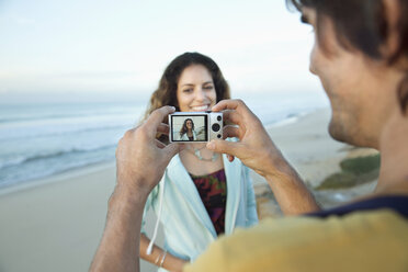Südafrika, Mann fotografiert seine Freundin am Strand - TOYF000634