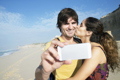 Südafrika, glückliches Paar macht ein Selfie am Strand - TOYF000653