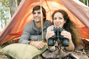 Südafrika, glückliches Paar mit Fernglas im Zelt - TOYF000672