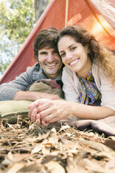 Südafrika, glückliches Paar im Zelt liegend - TOYF000675