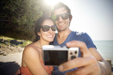 Südafrika, glückliches Paar macht ein Selfie an der Küste - TOYF000801