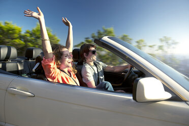 South Africa, happy couple in convertible - TOYF000704