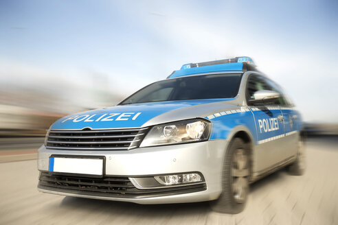 Deutschland, Köln, Polizeiauto in Bewegung - TOY000713