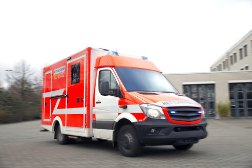 Deutschland, Köln, Rettungswagen vor der Feuerwache - TOY000715