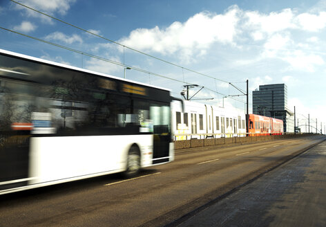 Deutschland, Köln, Bus- und Straßenbahnübergang Brücke - TOYF000716