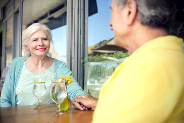 Südafrika, glückliches älteres Paar, das sich in einem Café an den Händen hält - TOYF000726