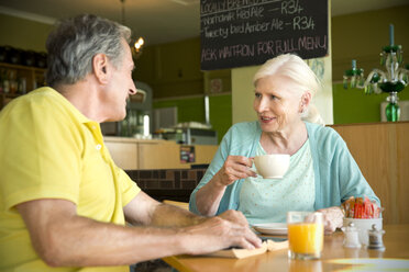 Älteres Paar kommuniziert in einem Cafe - TOYF000733
