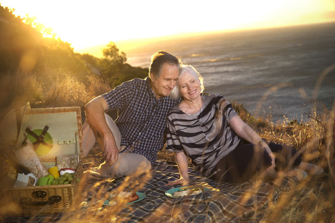 Südafrika, glückliches Seniorenpaar beim Picknick, lizenzfreies Stockfoto