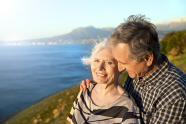 Südafrika, Porträt eines glücklichen älteren Paares - TOYF000725