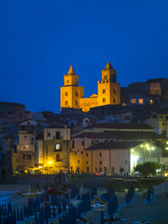 Italien, Sizilien, Cefalu, Ansicht von Cefalu mit der Kathedrale von Cefalu bei Nacht - AMF004029