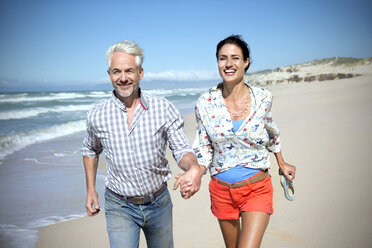 Südafrika, Paar läuft am Strand entlang - TOYF000772