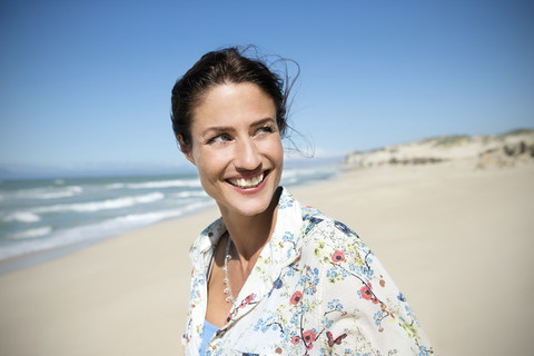 Südafrika, Porträt einer lächelnden Frau am Strand, lizenzfreies Stockfoto
