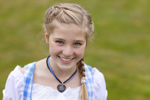 Deutschland, Lüneburger Heide, Porträt eines lächelnden blonden Mädchens im Dirndl - HRF000031