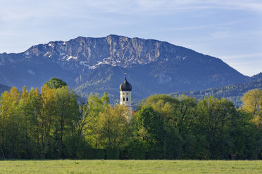 Deutschland, Bayern, Bichl, Kirche St. Georg, Benediktenwand im Hintergrund - SIEF006575