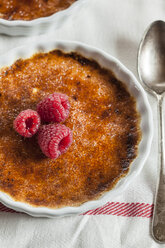 Creme brulee mit Beeren und Löffel - SBDF001928