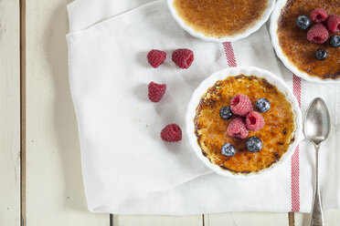 Creme brulee mit Beeren und Löffel - SBDF001933