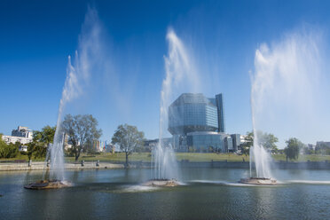 Belarus, Minsk, Blick auf die Nationalbibliothek mit Springbrunnen im Vordergrund - RUN000088