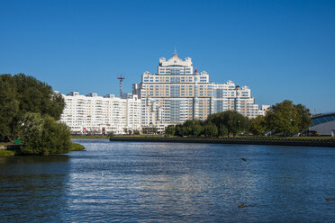 Weißrussland, Minsk, Blick auf Wohnhäuser am Fluss Svislach - RUN000092