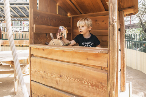 Kleiner Junge steuert Holzschiff auf Spielplatz - MFF001625