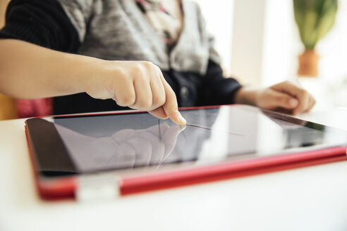 Finger eines Kindes, das Buchstaben auf einem digitalen Tablett zeichnet - MFF001632