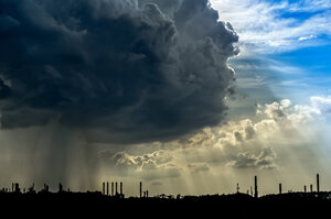 Deutschland, Bayern, Burghausen, dunkle Wolken über Industriegebiet - HAMF000042