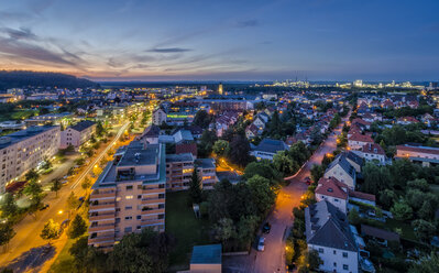 Deutschland, Bayern, Burghausen, Stadt und Industriegebiet, blaue Stunde - HAMF000043