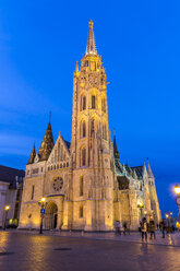 Ungarn, Budapest, Buda, Blick auf die Matthiaskirche, Blaue Stunde - MABF000315
