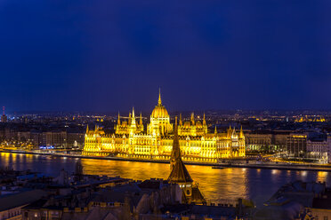 Ungarn, Budapest, Blick auf die Donau und das Parlamentsgebäude bei Nacht - MABF000316