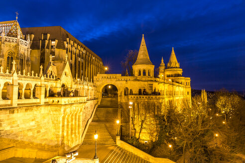 Ungarn, Budapest, Blick auf die Fischerbastei, blaue Stunde - MABF000317