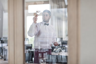 Restaurantpersonal beim Eindecken der Tische - ZEF005125