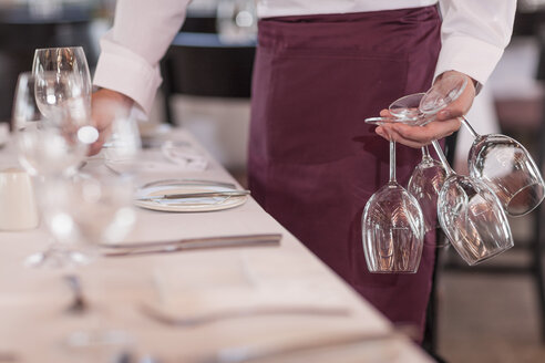 Restaurantpersonal beim Eindecken der Tische - ZEF005126