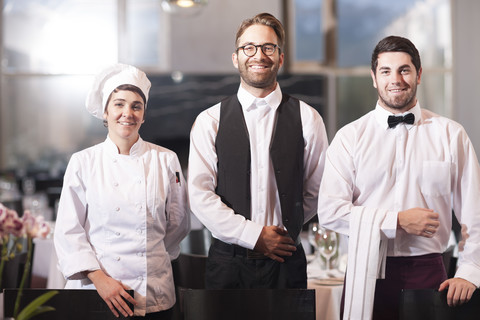 Restaurantmitarbeiter, die Gäste empfangen, lizenzfreies Stockfoto