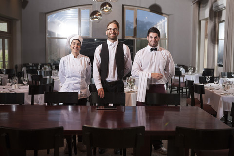 Restaurantmitarbeiter, die Gäste empfangen, lizenzfreies Stockfoto