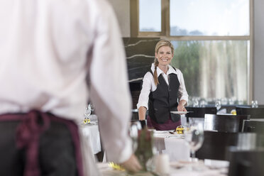 Restaurantpersonal beim Eindecken der Tische - ZEF005133