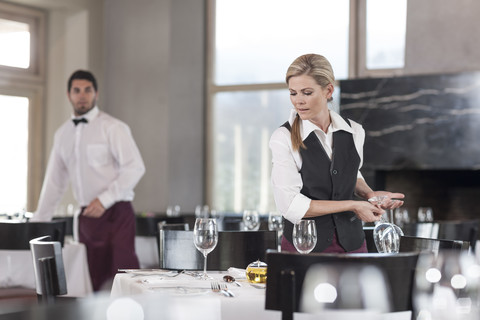 Restaurantpersonal beim Eindecken der Tische, lizenzfreies Stockfoto