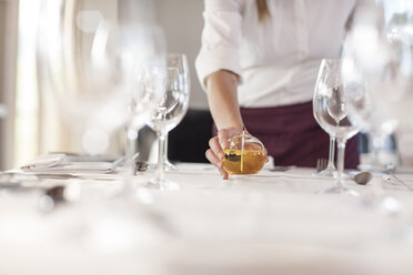 Restaurantpersonal beim Eindecken der Tische - ZEF005144