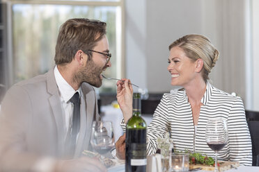 Glückliches Paar bei einem Date im Restaurant - ZEF005162