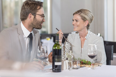 Glückliches Paar bei einem Date im Restaurant - ZEF005163