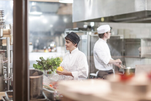 Zwei Frauen bereiten Essen in einer Restaurantküche vor - ZEF005182