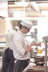 Koch bei der Zubereitung von Speisen in der Restaurantküche - ZEF005185