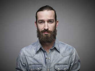 Portrait of man with full beard wearing jeans shirt - RH000890