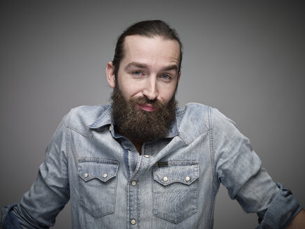 Portrait of man with full beard wearing jeans shirt - RH000892