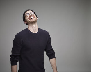 Porträt eines lachenden Mannes mit Wollmütze und Brille - RH000898