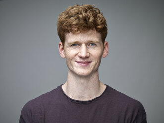 Portrait of smiling redheaded young man - RH000902