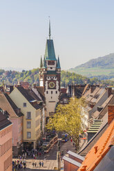 Deutschland, Baden-Württemberg, Freiburg, Altstadt, Blick auf Martinstor und Fußgängerzone - WDF003118