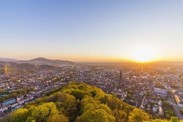 Deutschland, Baden-Württemberg, Freiburg, Stadtansicht bei Sonnenuntergang - WDF003121