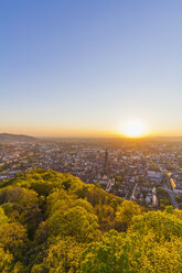 Deutschland, Baden-Württemberg, Freiburg, Stadtansicht bei Sonnenuntergang - WDF003122