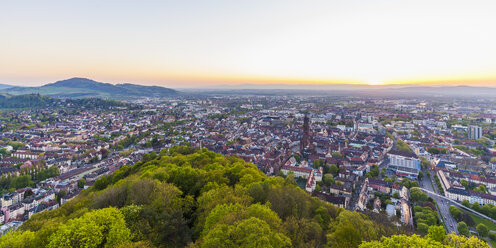 Deutschland, Baden-Württemberg, Freiburg, Stadtansicht bei Sonnenuntergang - WDF003123